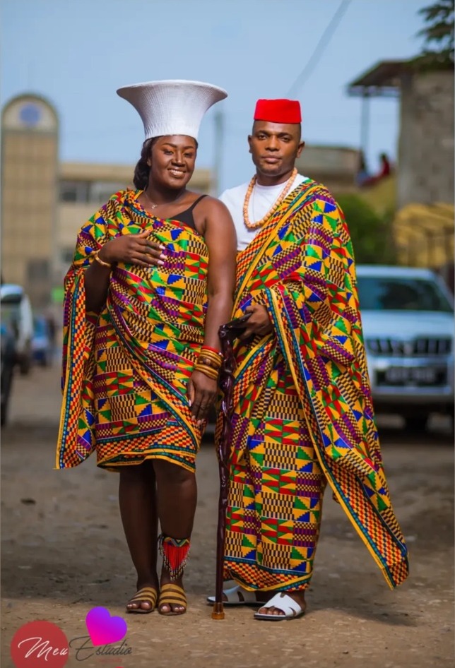 Casal em trajes tradicionais de alambamento